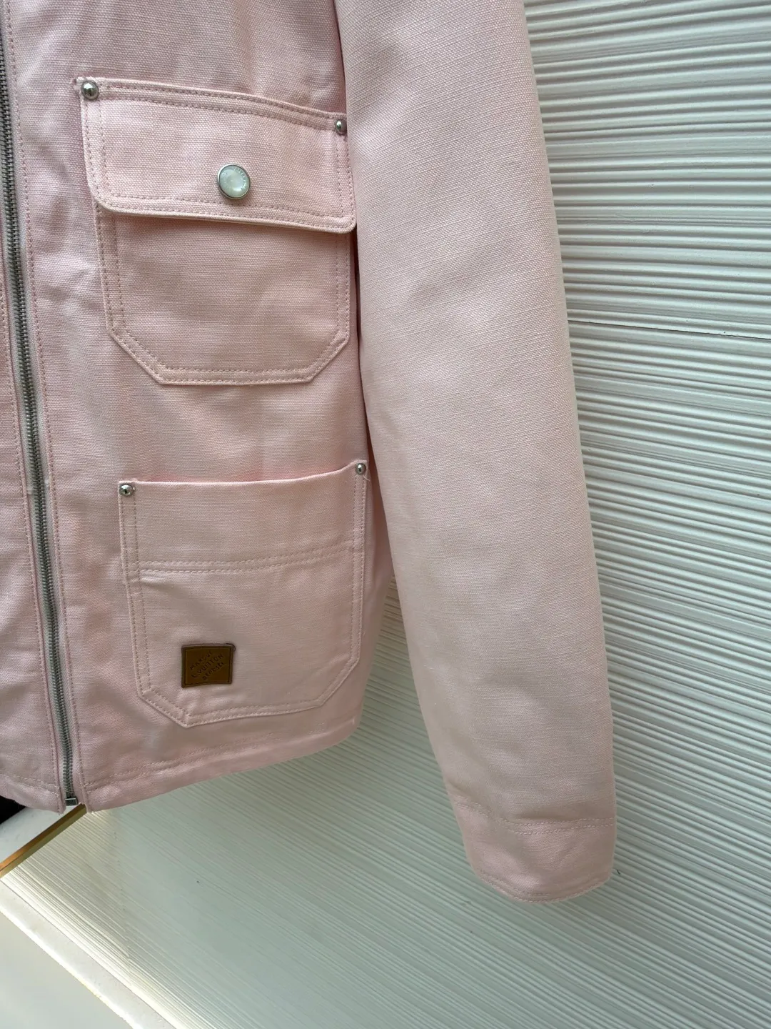 LOUIS VUITTON spliced lapel jacket ●Authentic product: purchased and developed by 27991 ●Item number: 1680418-C40 ●Fabric: denim fabric ●Technology: made on positioning cutting machine ●Version: fitted version ●Weight: about 1110 grams ●Size: 44-46-48-50-52 ●Description: Made of customized cotton fabric! The texture is great, soft and strong to the touch, not only comfortable to wear, but also very durable! The pink is dyed evenly, with no color blocks or fading, and the color fastness is strictly controlled! The hem pockets are decorated with leather labels, the writing is clear and neat, the thickness and spacing of the fonts are consistent with yb, the details are perfectly controlled! The spliced lapel design, the overall routing is straight and delicate, the fabric is comfortable and soft, the color is consistent and there is no color difference It can be matched with the same style to create a fashionable look, and can be used in various occasions. Customized accessories, complete with three standards, same style for men and women!